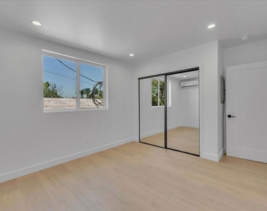 6913 Encino Avenue - Photo Thumbnail 31