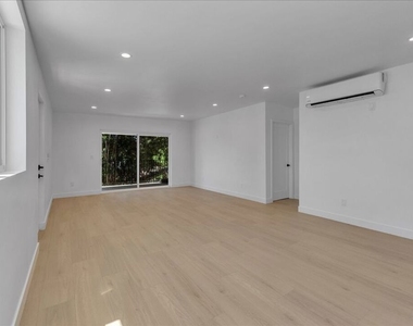 6913 Encino Avenue - Photo Thumbnail 19
