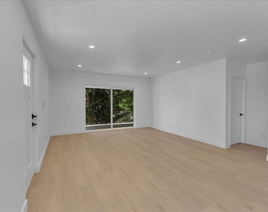 6913 Encino Avenue - Photo Thumbnail 12