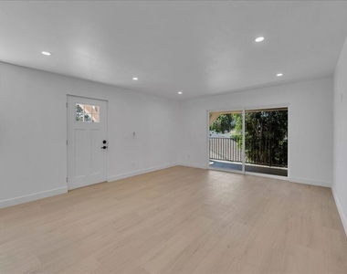 6913 Encino Avenue - Photo Thumbnail 13