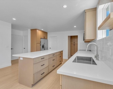 6913 Encino Avenue - Photo Thumbnail 24