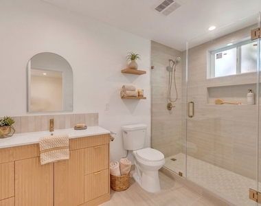 6913 Encino Avenue - Photo Thumbnail 4