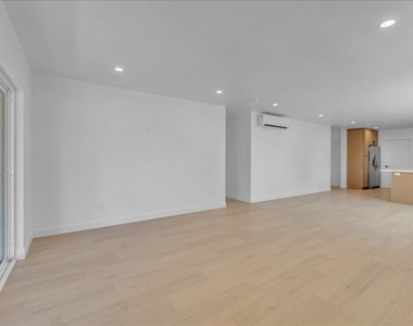 6913 Encino Avenue - Photo Thumbnail 16
