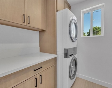 6913 Encino Avenue - Photo Thumbnail 29