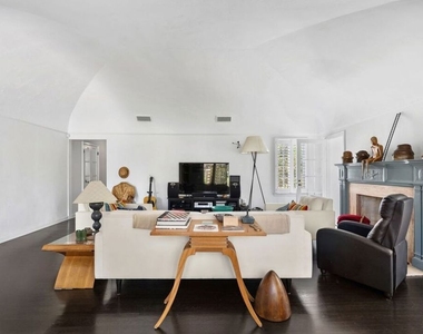 202 N Gower Street - Photo Thumbnail 1