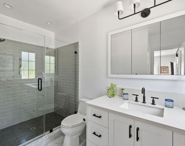 202 N Gower Street - Photo Thumbnail 11
