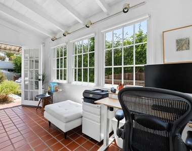 202 N Gower Street - Photo Thumbnail 4