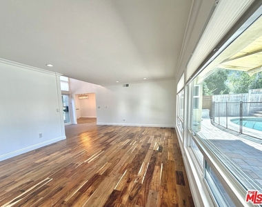 1615 Wellington Place - Photo Thumbnail 9