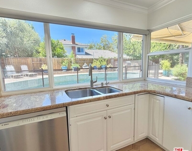 1615 Wellington Place - Photo Thumbnail 11