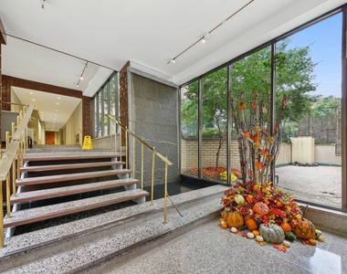 East 49th Street - Photo Thumbnail 5