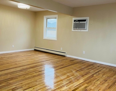 83 Gibson Boulevard - Photo Thumbnail 18