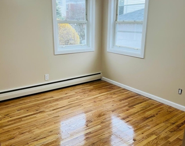 83 Gibson Boulevard - Photo Thumbnail 4