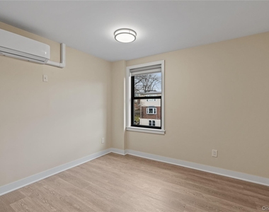 135 Wakefield Avenue - Photo Thumbnail 5