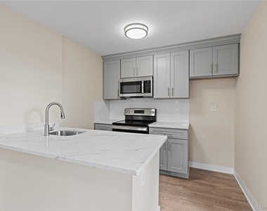 135 Wakefield Avenue - Photo Thumbnail 3
