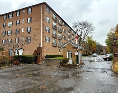 4 Consulate Drive - Photo Thumbnail 12