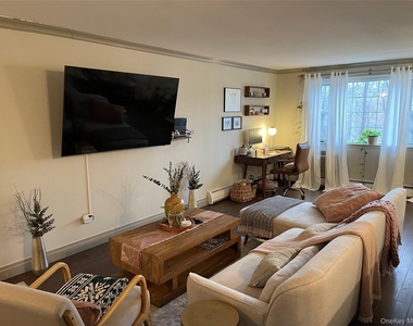 4 Consulate Drive - Photo Thumbnail 1