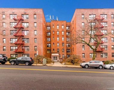 555 Mclean Avenue - Photo Thumbnail 6