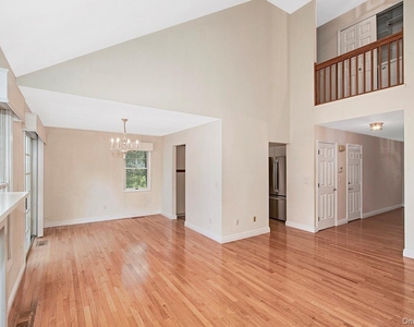 1103 Regent Drive - Photo Thumbnail 6