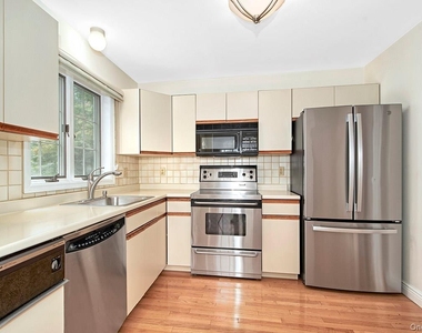 1103 Regent Drive - Photo Thumbnail 9