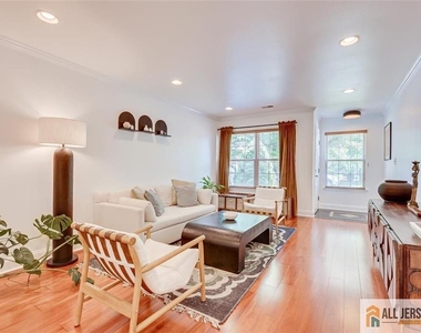 403 Somerset Court - Photo Thumbnail 4
