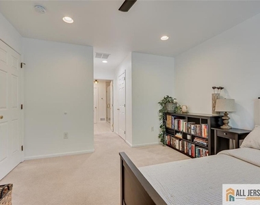 403 Somerset Court - Photo Thumbnail 19