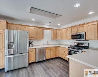 403 Somerset Court - Photo Thumbnail 12