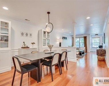 403 Somerset Court - Photo Thumbnail 7