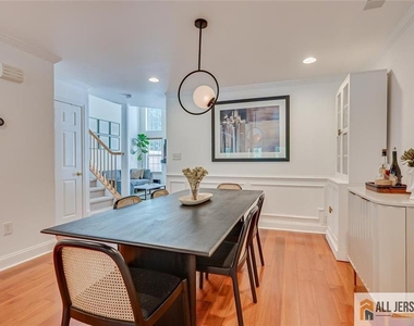 403 Somerset Court - Photo Thumbnail 6
