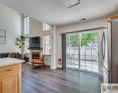 403 Somerset Court - Photo Thumbnail 14
