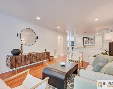 403 Somerset Court - Photo Thumbnail 3