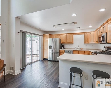 403 Somerset Court - Photo Thumbnail 11