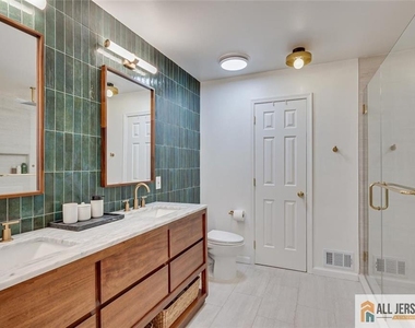403 Somerset Court - Photo Thumbnail 20