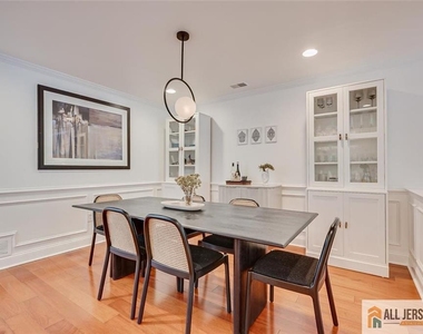 403 Somerset Court - Photo Thumbnail 5