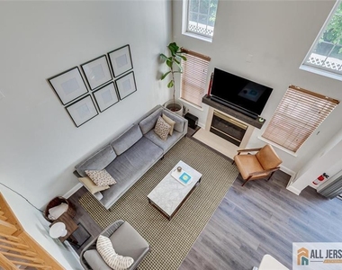 403 Somerset Court - Photo Thumbnail 16