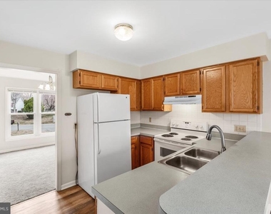 10704 Live Oak Court - Photo Thumbnail 9
