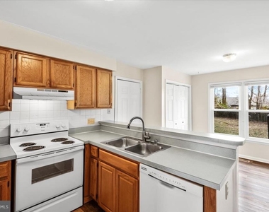 10704 Live Oak Court - Photo Thumbnail 7