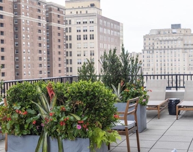 204 W Washington Square - Photo Thumbnail 28