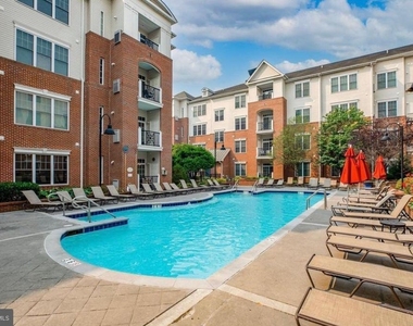 200 W Elm Street - Photo Thumbnail 15
