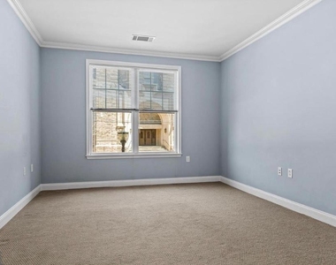 200 W Elm Street - Photo Thumbnail 5