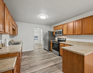 352 Laurel Wood Street - Photo Thumbnail 4