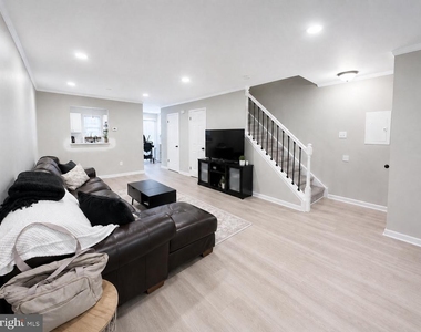 937 Woodstock Court - Photo Thumbnail 2