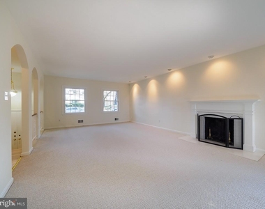 2702 Navarre Drive - Photo Thumbnail 4
