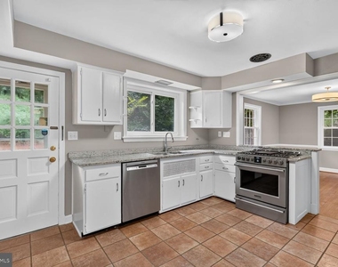 7215 Rollingwood Drive - Photo Thumbnail 8