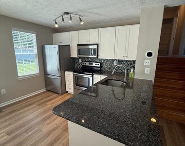 805 London Court - Photo Thumbnail 7