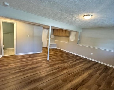 805 London Court - Photo Thumbnail 12