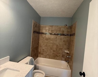 805 London Court - Photo Thumbnail 28