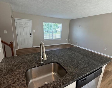805 London Court - Photo Thumbnail 9