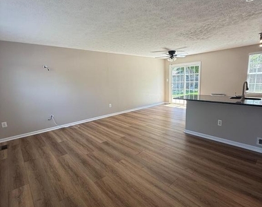 805 London Court - Photo Thumbnail 2