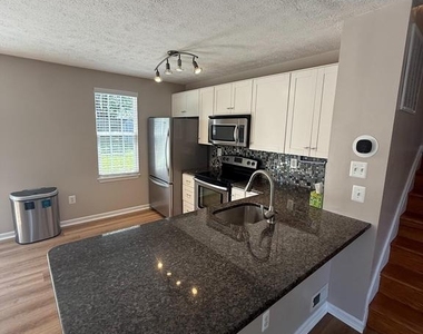 805 London Court - Photo Thumbnail 4