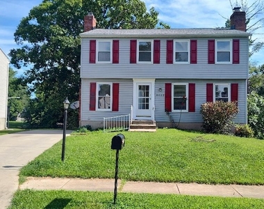 8638 Saxon Circle - Photo Thumbnail 32